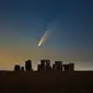 Komet Neowise di atas monumen batu bersejarah Stonehenge di Salisbury, Inggris. (Declan Deval / NASA)