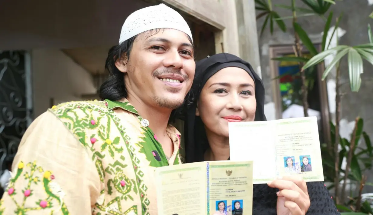 11 tahun Mayky mendampingi Ria Irawan. Melihat kesendirian bosnya, Mayky melamar. Kali ini, lamaran untuk menjadi suami. Lamaran pertamanya ditolak. Saat itu, Ria sedang menjalani pengobatan di Singapura. (Adrian Putra/Bintang.com)