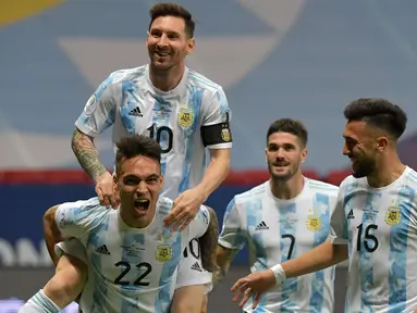 Argentina langsung tampil menyerang pada babak pertama. Gol pembuka langsung terjadi pada menit ketujuh lewat kaki Lautaro Martinez (kiri bawah). Gol cepat ini tercipta dari umpan Lionel Messi dan tak mampu dibendung oleh kiper Kolombia, David Ospina. (Foto: AFP/Nelson Almeida)