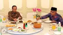  Presiden Joko Widodo saat makan siang bersama Ketua Umum PP Muhammadiyah Haedar Nashir di Istana Merdeka, Jakarta, Jumat (13/1). Pertemuan ini lanjutan dari silaturahmi kebangsaan yang dimulai Presiden sejak akhir 2017 lalu. (Liputan6.com/Angga Yuniar)