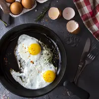 Membuat telur mata sapi yang enak./Copyright shutterstock.com