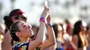 Seorang wanita mengambil gambar saat menghadiri Coachella Music & Arts Festival 2018 di Empire Polo Club di Indio, Calif (15/4). Festival ini selalu ditunggu oleh pencinta musik dunia dan selebriti Hollywood. (AFP Photo/Rich Fury)