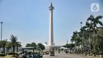 Pengunjung menikmati fasilitas transportasi gratis yang mengantarkan ke Tugu Monas, Medan Merdeka, Jakarta Pusat, Selasa (5/7/2022). Kembali dibukanya Tugu Monas sejak Jumat (1/7) kemarin disambut antusias oleh warga baik dari dalam maupun luar Jakarta sebagai alternatif mengisi libur sekolah. (merdeka.com/Iqbal S Nugroho)