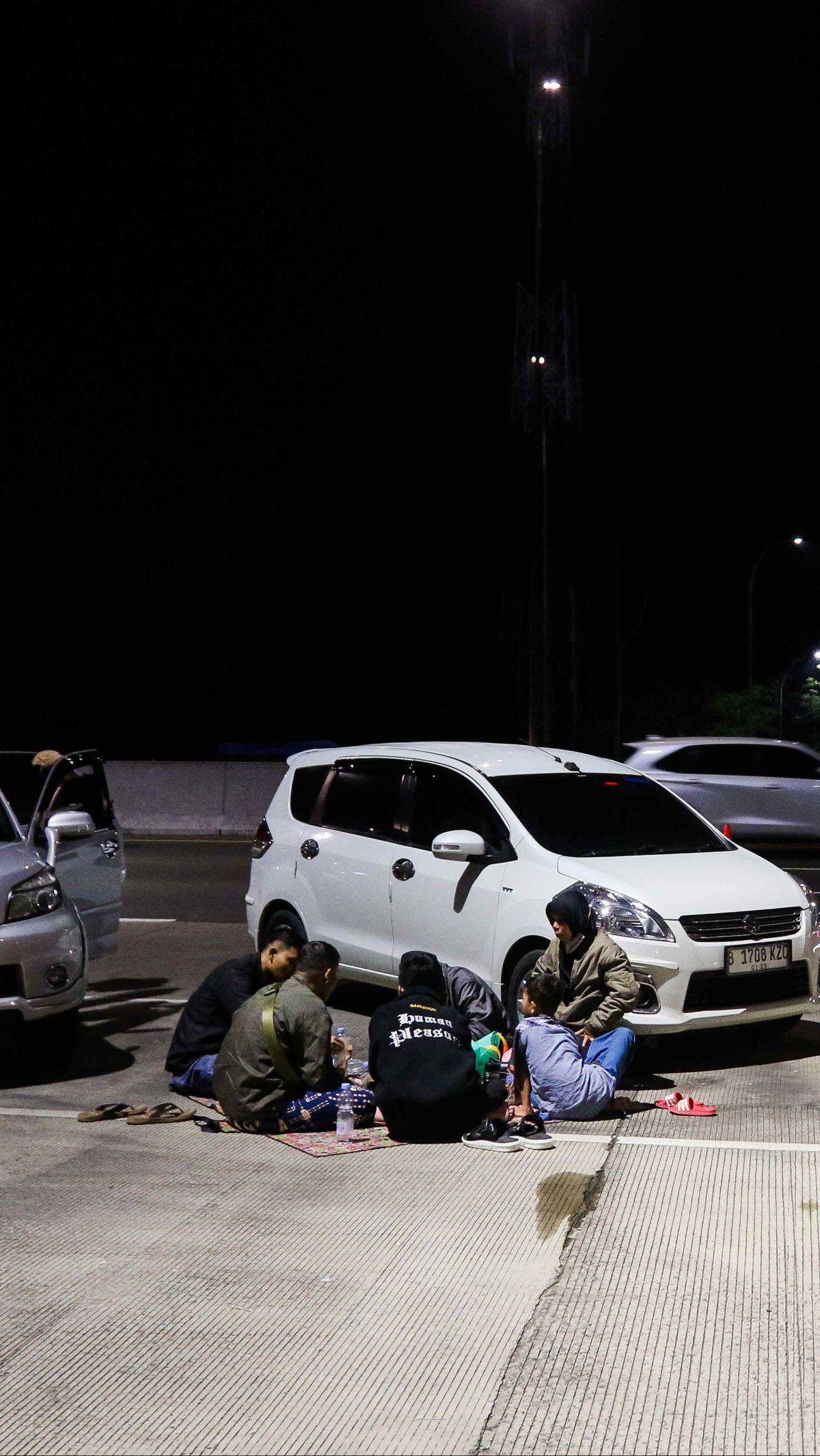 Salah satunya adalah momen pemudik ketika memilih menikmati sahur di bahu jalan hingga dekat gerbang tol ini.&nbsp;Liputan6.com/Herman Zakharia