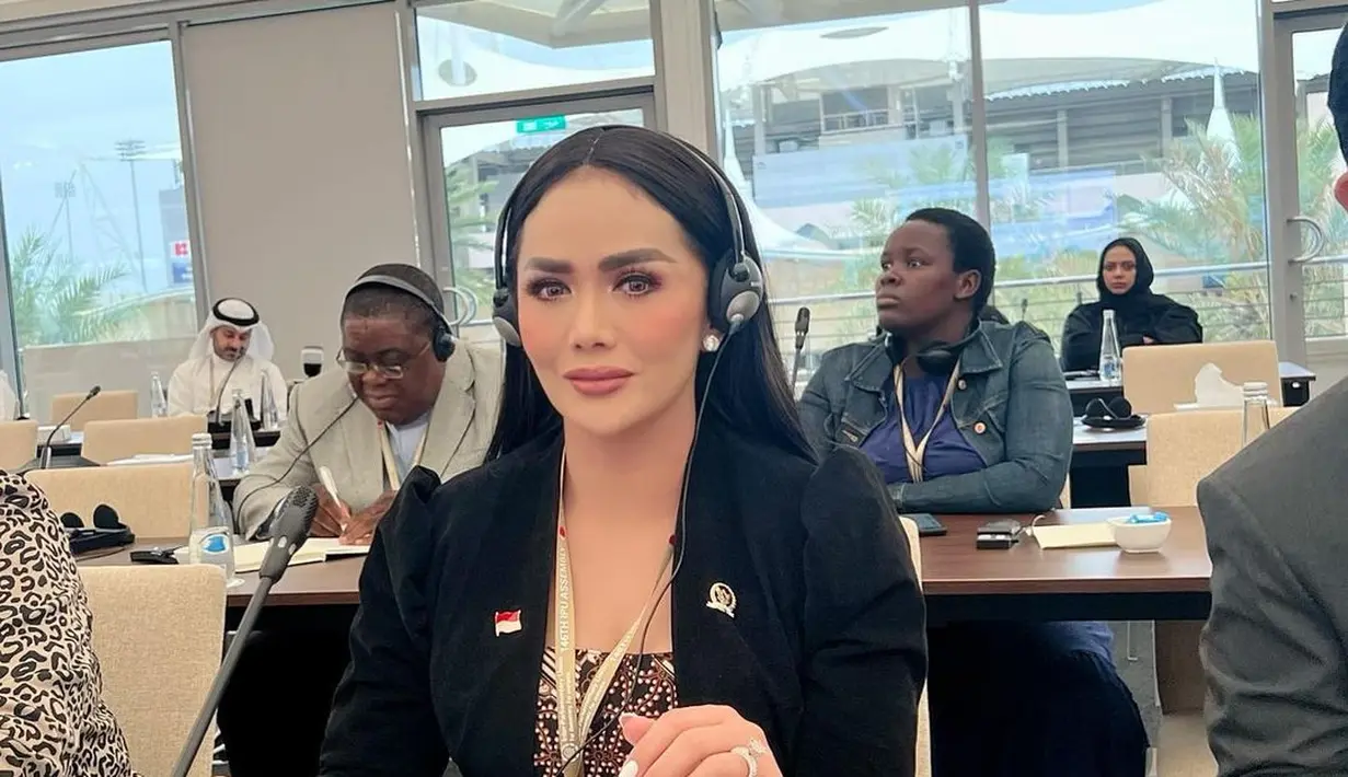 Saat sidang, Krisdayanti mengenakan busana karya desainer fashion Linda Mariani. [Foto: IG/krisdayantilemos].