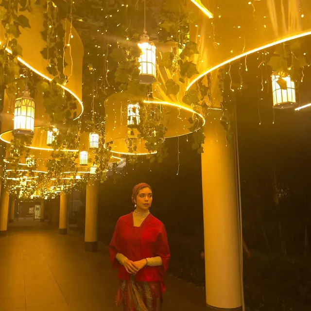 Foto Isabel Azhari Pakai Kebaya