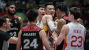 Pemain Timnas Basket China, Zhai Xiaochuan (tengah) tak mau memberikan bola kepada pemain Timnas Basket Indonesia, Derrick Michael Xzavierro (kiri) meski wasit telah meniup peluit saat laga playoff perempat final FIBA Asia Cup 2022 antara Timnas Basket China melawan Timnas Basket Indonesia di Istora Senayan, Jakarta, Senin (18/07/2022). (Bola.com/Bagaskara Lazuardi)