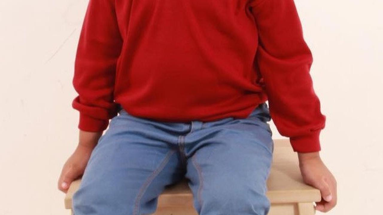Artis cilik ini jago berpose. Ini pose Farrell Rafisqy yang menguap dan menutup mata. Posenya begitu gemas.