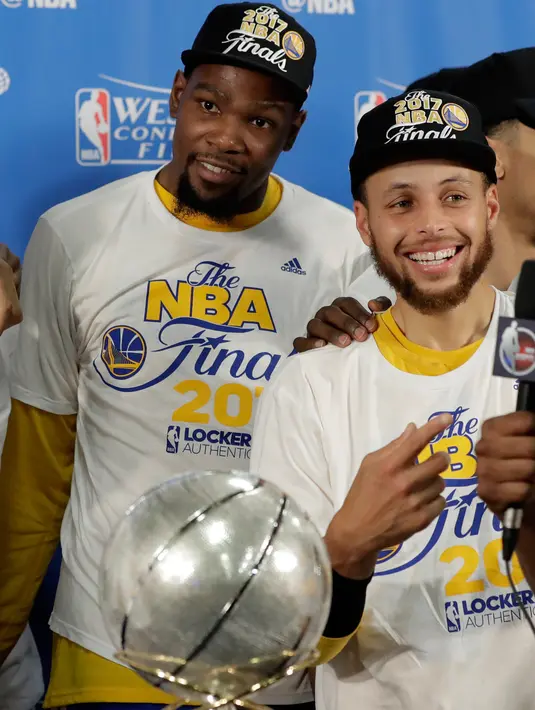 Warriors menjaga rekor tak terkalahkan sepanjang playoff NBA 2017 San Antonio, AS, Selasa (23/5). Mereka mencetak sejarah dengan menjadi tim pertama yang mencatatkan rekor menang-kalah 12-0 di playoff. (AP Photo / Eric Gay)
