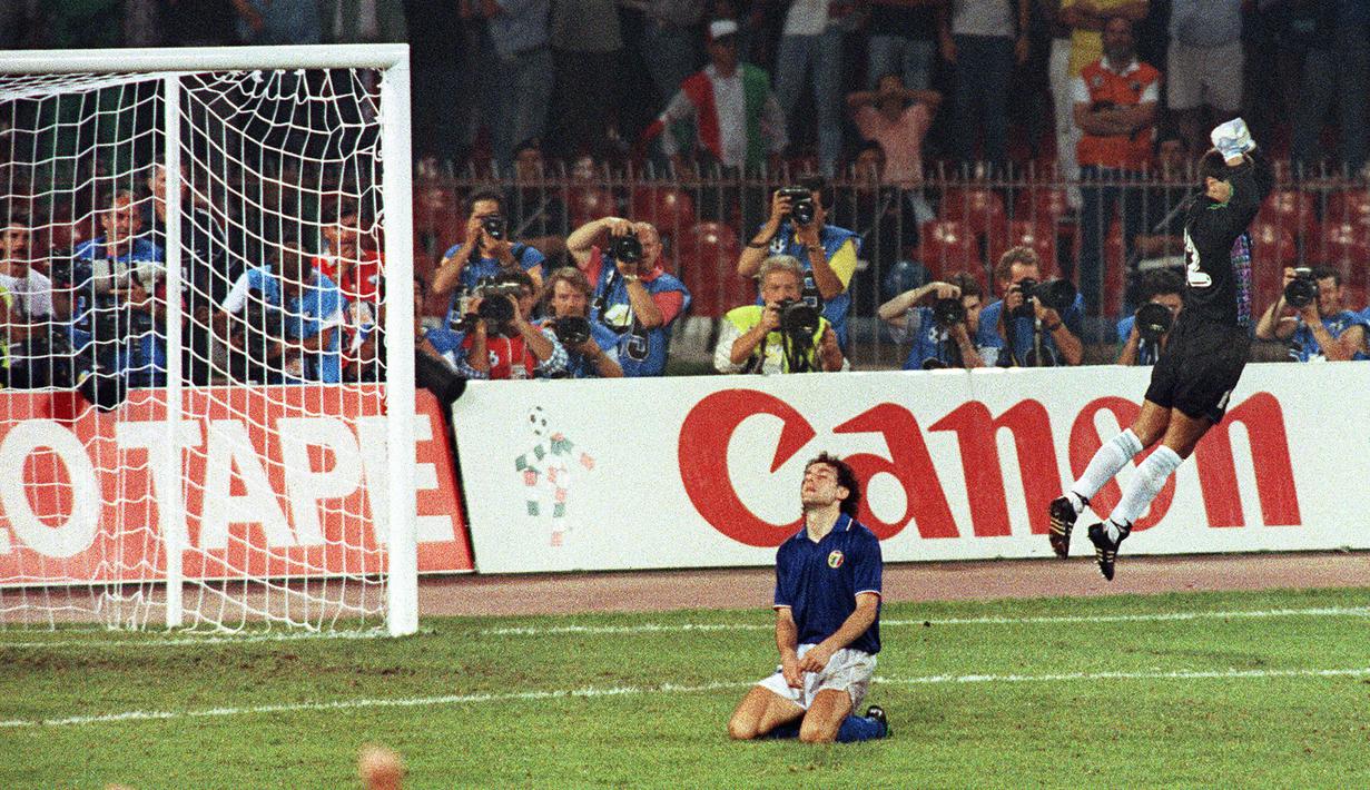 Semifinal Piala Dunia 1990. Dua laga semifinal Piala Dunia 1990 yang digelar di Italia semuanya harus diselesaikan dengan adu penalti. Dalam laga pertama antara Argentina menghadapi Italia (3/7/1990) akhirnya dimenangkan oleh Argentina dengan skor 4-3 setelah hingga babak perpanjangan waktu skor sama kuat 1-1. (AFP/Pascal George)