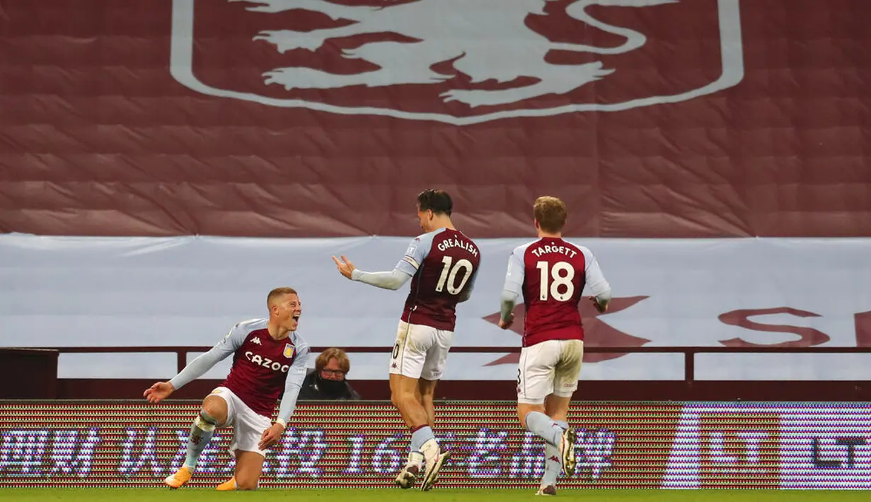 Pemain Aston Villa Ross Barkley (kiri) melakukan selebrasi usai mencetak gol ke gawang Liverpool pada pertandingan Liga Premier Inggris di Stadion Villa Park, Birmingham, Inggris, Minggu (4/10/2020). Aston Villa mengalahkan Liverpool 7-2. (Cath Ivill/Pool via AP)