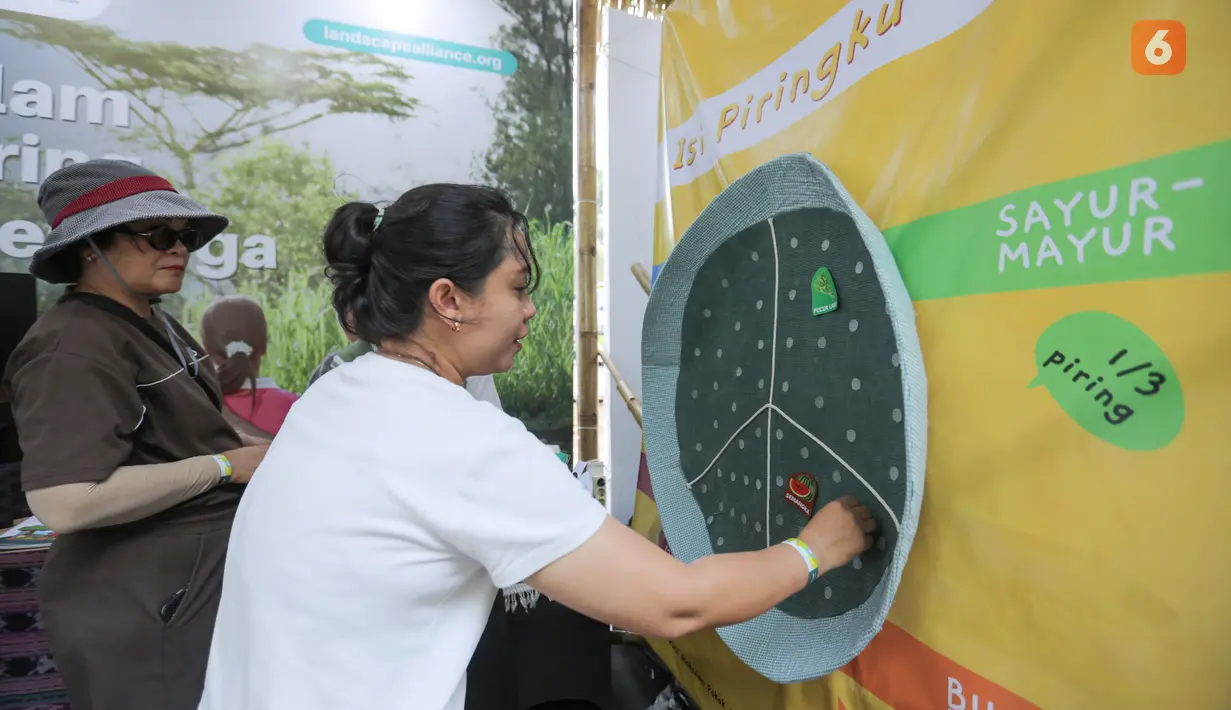 Berbagai kegiatan edukasi mewarnai Festival Jejak Pangan Lestari 2026 di Taman Lapangan Banteng, Jakarta Pusat, Sabtu (10/10/2026). Festival ini mengajak masyarakat mengenal pentingnya pengelolaan pangan yang berkelanjutan, pemanfaatan pangan lokal, serta pengurangan sampah makanan untuk menjaga kelestarian lingkungan. (KLY/Budy Santoso)