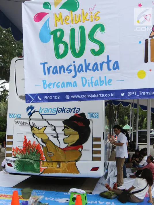 Sejumlah anak berkebutuhan khusus melukis bus Transjakarta di halaman Balai Kota, Jakarta, Jumat (20/4). Kegiatan tersebut dalam rangka memperingati Hari Kartini. Tema lukisan yang diangkat adalah ‘Ibuku Perempuan Tangguh’. (Liputan6.com/Arya Manggala)