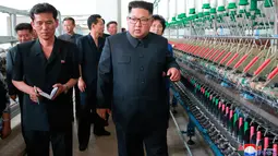 Pemimpin Korea Utara, Kim Jong-un saat meninjau Sinuiju Chemical Fiber Mill di Sinuiju, Korea Utara (2/7). (Korean Central News Agency/Korea News Service via AP)