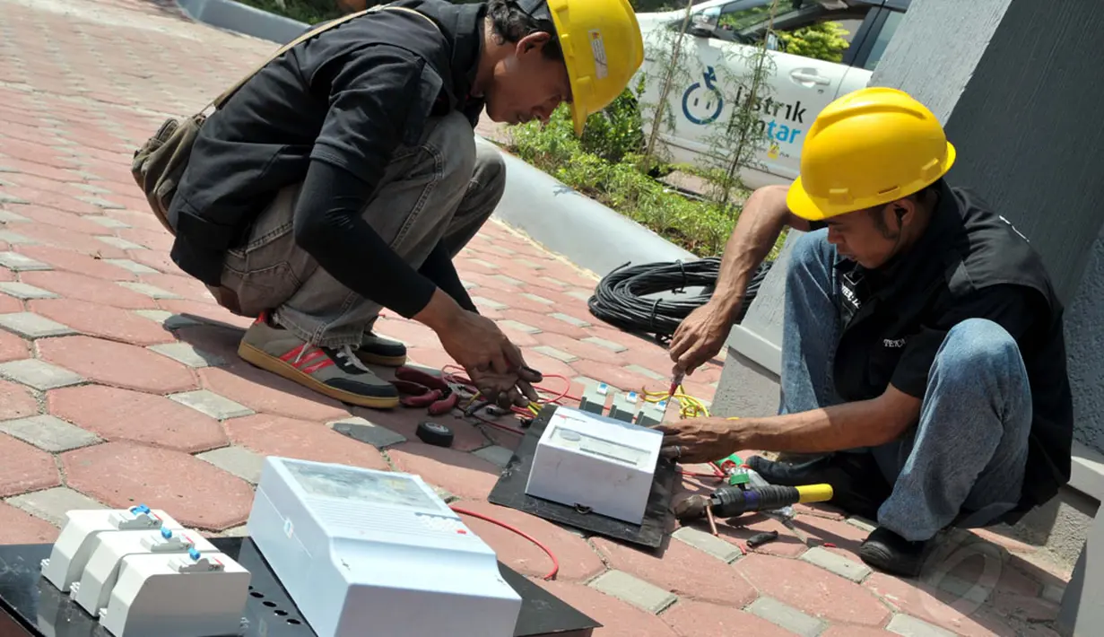 Hingga Juni 2014, sambungan listrik PLN telah mencapai 55,74 juta pelanggan. Tampak, beberapa teknisi PLN melakukan penyambungan baru aliran listrik di kawasan Jakarta Selatan, (7/8/2014). (Liputan6.com/Panji Diksana)