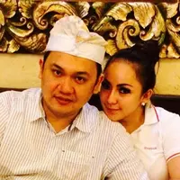 Beberapa waktu lalu Farhat Abbas dan Regina Andriane adalah dua insan yang dimabuk asmara, sehingga hubungannya berlanjut pada pernikahan siri, tapi sekarang pisah dan diawali dengan konflik besar di media (via instagram/@farhatabbas_law)