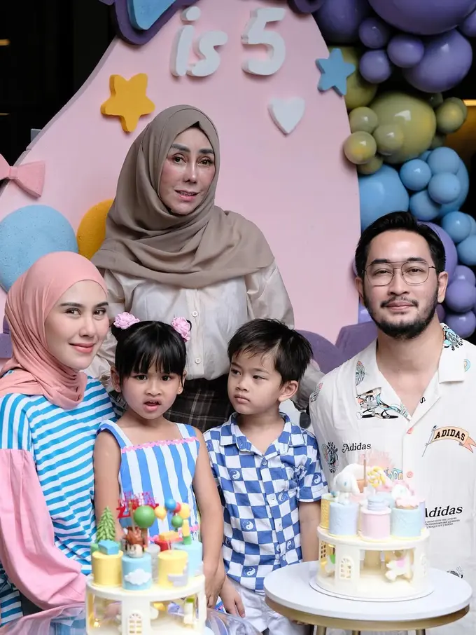 Gaya Kompak Keluarga Syahnaz Sadiqah di Ulang Tahun Anak Kembar Bertema Cinnamoroll dan Kuromi