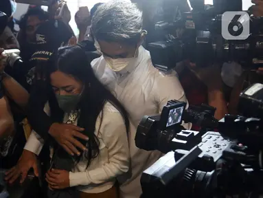 Selebgram Rachel Vennya (tengah) dan kekasihnya Salim Nauderer tiba di Polda Metro Jaya, Jakarta, Kamis (21/10/2021). Rachel memenuhi panggilan Polda Metro Jaya untuk dimintai klarifikasi terkait kasus dugaan kaburnya dari tempat karantina usai pulang dari luar negeri. (Liputan6.com/Herman Zakharia)
