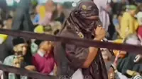 Salah satu jemaah Gus Iqdam menggunakan kostum nija sarung (TikTok)