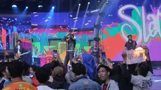 Aksi grup band legendaris Tanah Air, Slank dalam konser Pesta Bola Dunia 2023 #Indonesia Sukses di Studio 5 Indosiar, Jakarta, Sabtu (4/11/2023) malam WIB. (Bola.com/Abdul Aziz)