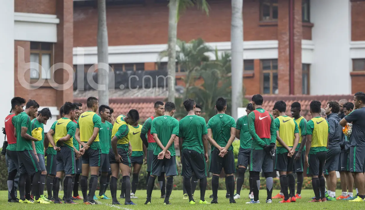 Para pemain mendengarkan instruksi pelatih Timnas Indonesia, Luis Milla, usai mengikuti seleksi Timnas Indonesia U-22 di Lapangan SPH Karawaci, Banten, Selasa (28/2/2017). (Bola.com/Vitalis Yogi Trisna)