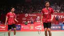 Ganda putra Indonesia, Mohammad Ahsan/Hendra Setiawan, saat bertanding melawan pasangan Prancis, Baptiste Careme/Ronan Labar, dalam Kejuaraan Dunia Bulutangkis 2015 di Istora Gelora Bung Karno, Jakarta. Rabu (12/8/2015). (Bola.com/Arief Bagus)