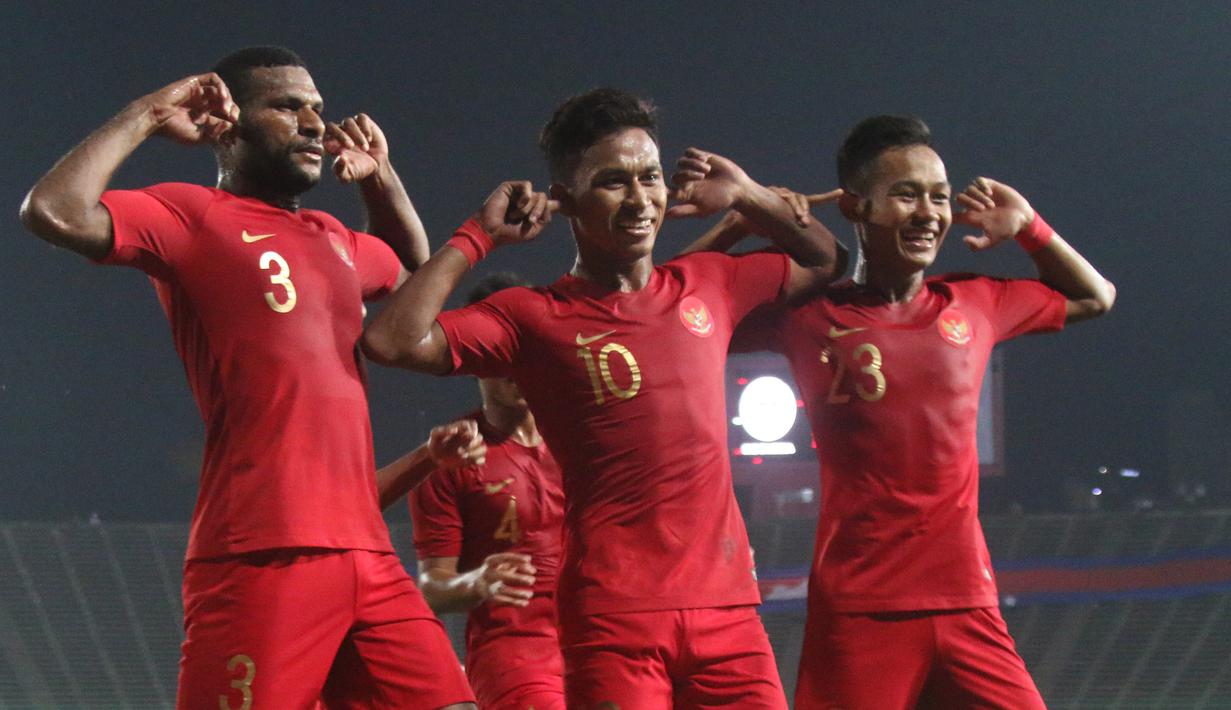 Para pemain Timnas Indonesia merayakan gol yang dicetak Osvaldo Haay ke gawang Thailand pada laga Piala AFF U-22 2019 di Stadion National Olympic, Phnom Penh, Selasa (26/2). Indonesia menang 2-1 atas Thailand. (Bola.com/Zulfirdaus Harahap)