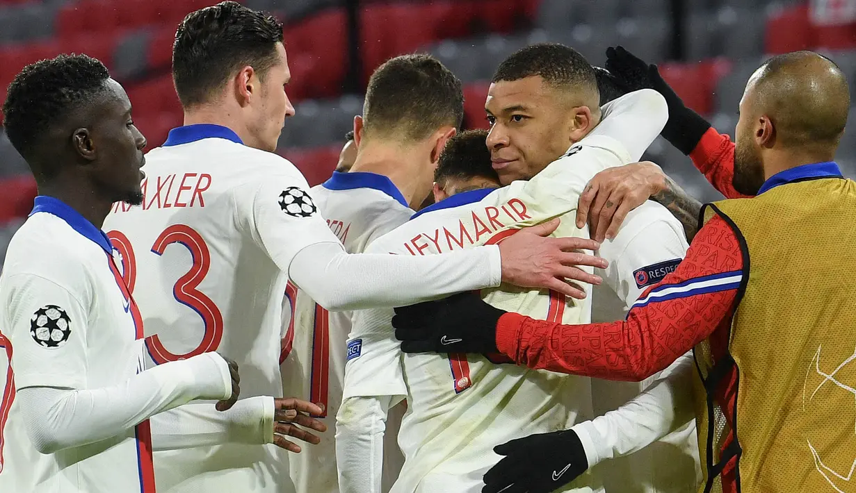 Para pemain Paris Saint-Germain (PSG) merayakan gol yang dicetak oleh Kylian Mbappe ke gawang Bayern Munchen pada laga Liga Champions di Allianz Arena, Kamis (8/4/2021). PSG menang dengan skor 3-2. (AFP/Christof Stache)