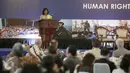 Menteri Kelautan dan Perikanan, Susi Pudjisatuti memberikan sambutan dalam Konferensi Internasional Proteksi HAM Industri Perikanan di Jakarta, Senin(27/3). Acara konferensi ini turut dihadiri oleh Menaker Hanif Dhakiri. (Liputan6.com/Faizal Fanani)