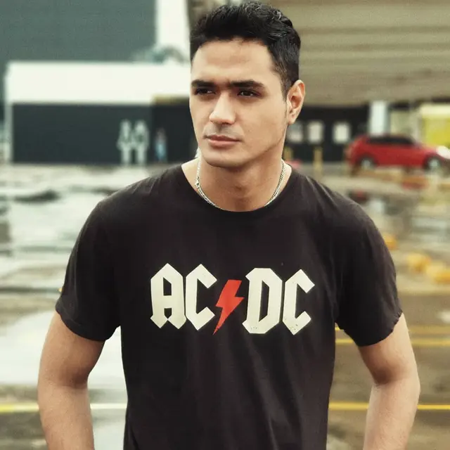 Berikan Klarifikasi, Ini 6 Potret Ricky W Miraza yang Dituding Selingkuhan Kalina Ocktaranny