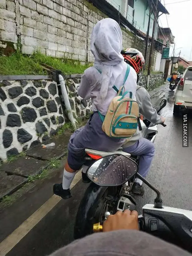 6 Potret Murid Boncengan saat Berangkat Sekolah Ini Bikin Tepuk Jidat