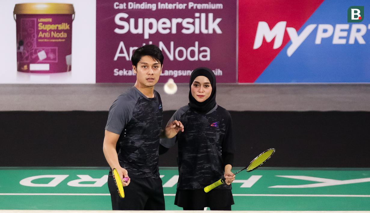 <p>Pasangan selebritas, Rizky Billar dan Lesti Kejora saat melawan pasangan Raffi Ahmad dan Nagita Slavina pada laga bulu tangkis Turnamen Olahraga Selebriti Indonesia (TOSI) di GOR UNJ, Jakarta, Minggu (16/07/2023). Pasangan Rizky dan Lesti menang dua set langsung atas pasangan Raffi dan Gigi dengan skor 21-12, 21-10. (Bola.com/Bagaskara Lazuardi)</p>