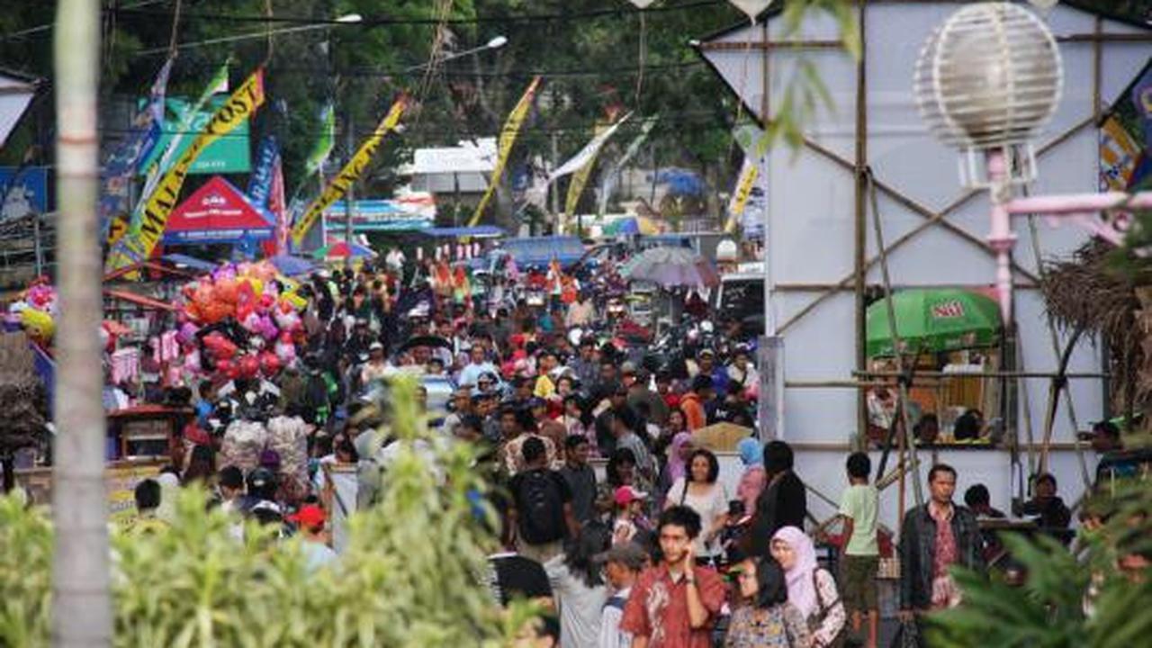 Hiruk pikuk pengunjung di Festival Malang Kembali 2012