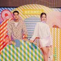 Pasangan Alyssa Daguise dan Al Ghazali tampil effortlessly stylish saat menghadiri malam perayaan Hermès The Spirit of the Faubourg. [@alyssadaguise].