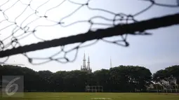 Pemprov DKI berencana melakukan renovasi terhadap Taman Lapangan Banteng, Jakarta, Senin (6/3). Untuk tahap awal, sekeliling lapangan sepak bola di lokasi itu akan dipagari. (Liputan6.com/Immanuel Antonius)