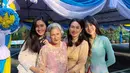 <p>Nong Poy bersama ibu, nenek, saudara perempuan yang semuanya memakai kebaya. Dengan warna-warni pastel yang cantik. [@poydtreechad]</p>
