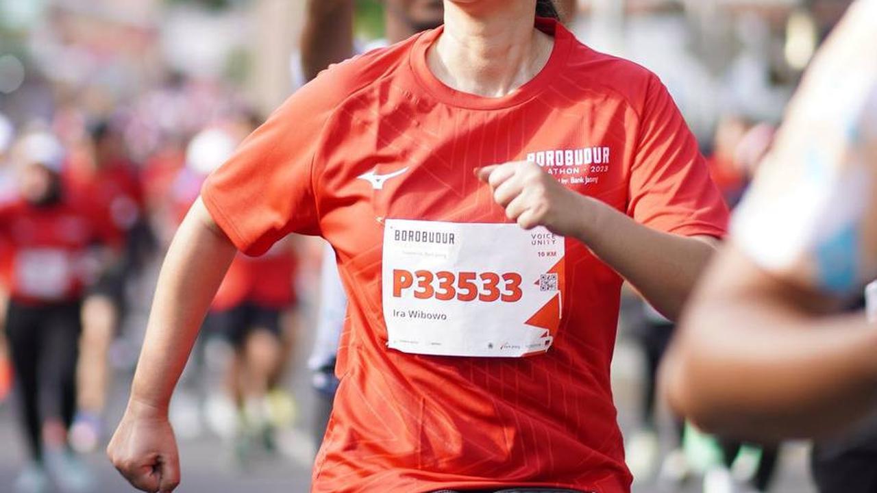 Ini 8 Potret Ira Wibowo Ikut Marathon di Usia 55 Tahun, Kaki Ramping Bikin Salfok Netizen