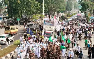Warga di Kabupaten Karawang turun ke jalan menuntut penutupan tempat hiburan malam yang menjadi lokasi pesta gay. (Liputan6.com/ Dok Ist Ali)