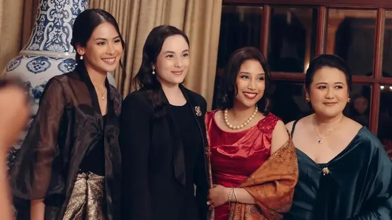 Tampilan Magis Maudy Ayunda Bacakan Puisi Perjalanan Cinta Habibie Ainun dengan Kebaya Tembus Pandang