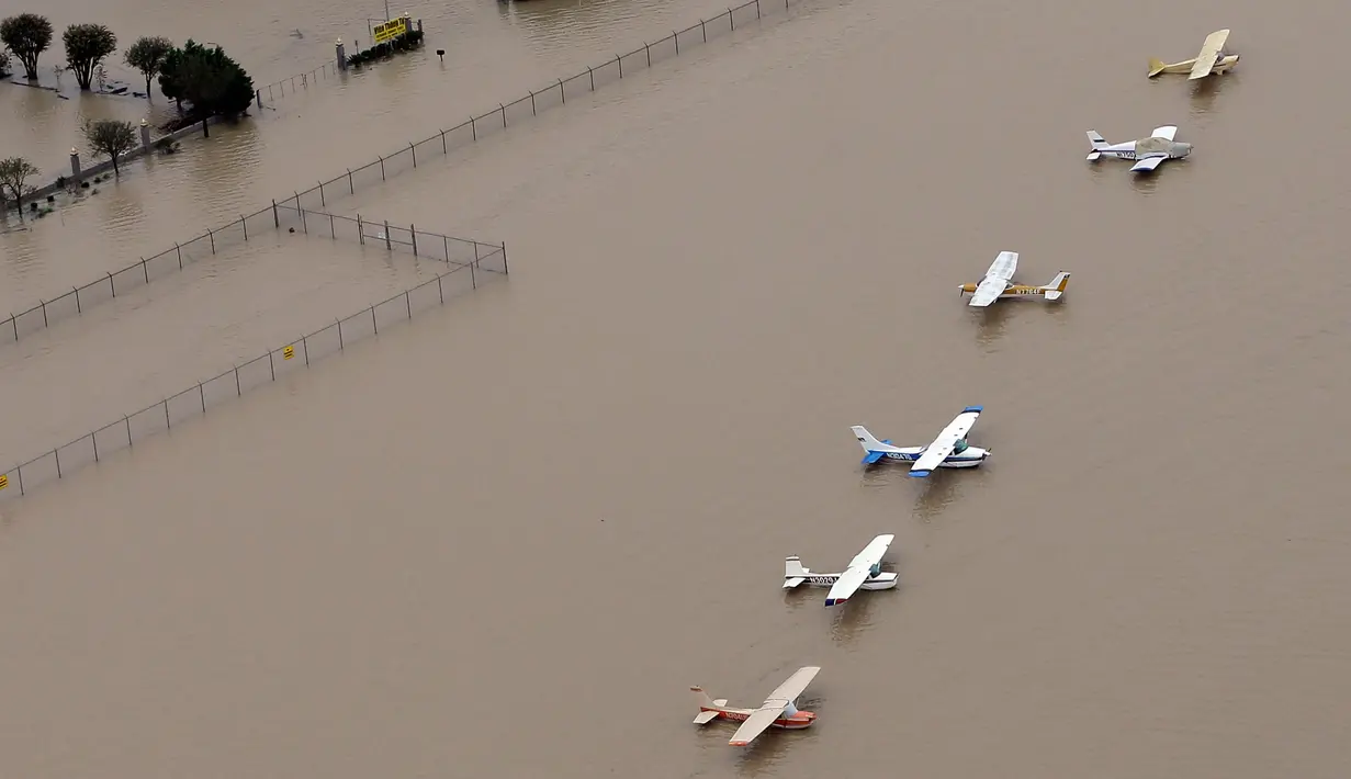 Sejumlah pesawat terbang di bandara dekat Reservoir Addicks terendam banjir yang dipicu Badai Harvey di wilayah Houston, Texas, Selasa (29/8). Media AS menyebut badai Harvey itu terburuk sejak badai Katrina pada 2004. (AP Photo/David J. Phillip)