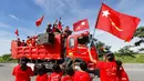 Pendukung partai National League for Democracy (NLD) pimpinan Aung San Suu Kyi mengibarkan bendera partai dan bersorak-sorai dari truk saat kampanye pemilihan umum bulan depan di Naypyitaw, Myanmar, Rabu (21/10/2020). (AP Photo/Aung Shine Oo)