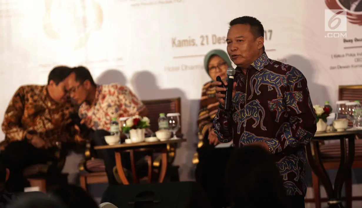 Mayjen (Pur), Dr. Tubagus Hasanuddin, SE, MM. (Komisi I DPR RI) memaparkan segala tantangan dan peluang politik yang akan dihadapi pada tahun 2018, pada acara Rembuk Nasional 2017, "Outlook 2018" di Jakarta, Kamis (21/12). (Liputan6.com/Faizal Fanani)