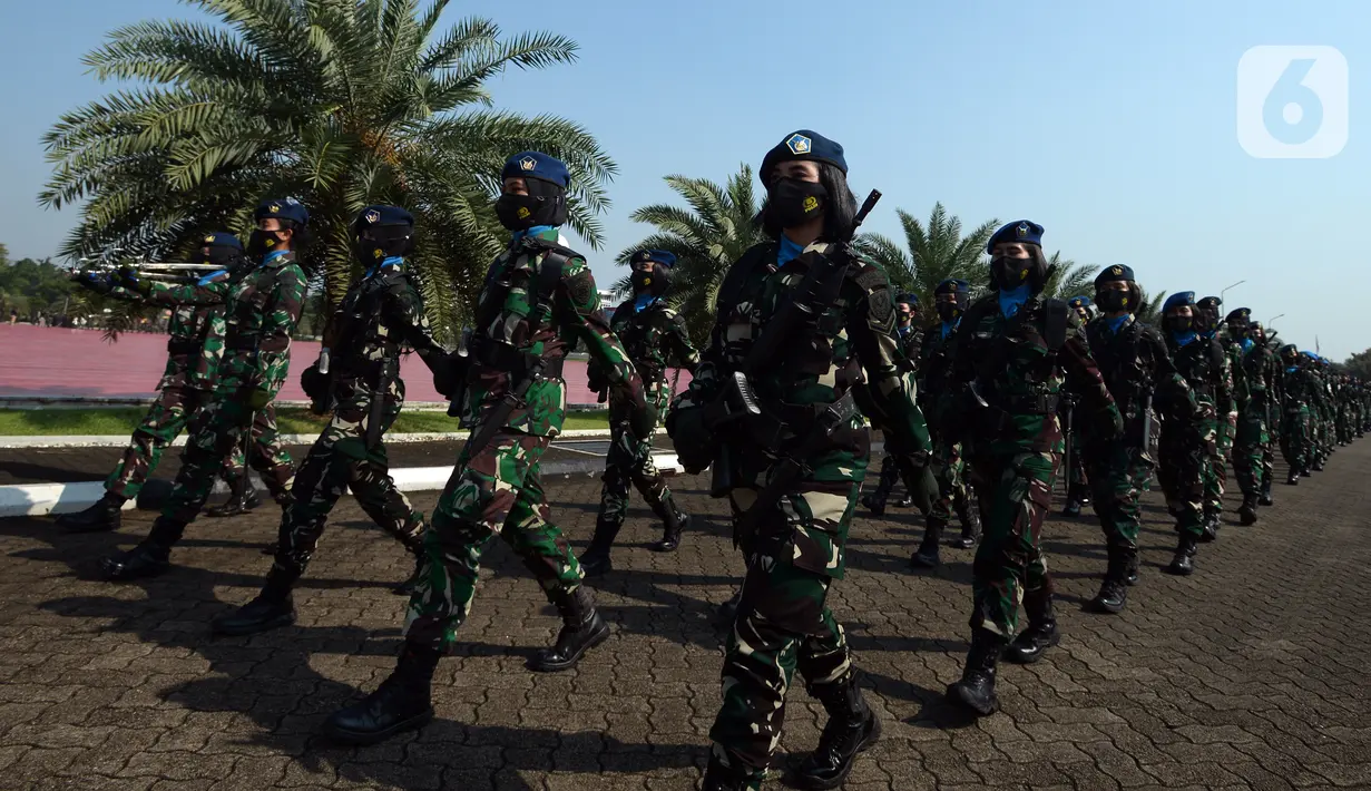 Prajurit wanita TNI saat apel bersama dalam rangka peringatan Hari Kartini 2021 di Mabes TNI, Cilangkap, Jakarta Timur, Rabu (21/4/2021). Apel ini bertema "Dilandasi Semangat Kesatria dan Profesionalisme Prajurit Wanita TNI Tetap Produktif Di tengah Pandemi COVID-19. (merdeka.com/Imam Buhori)