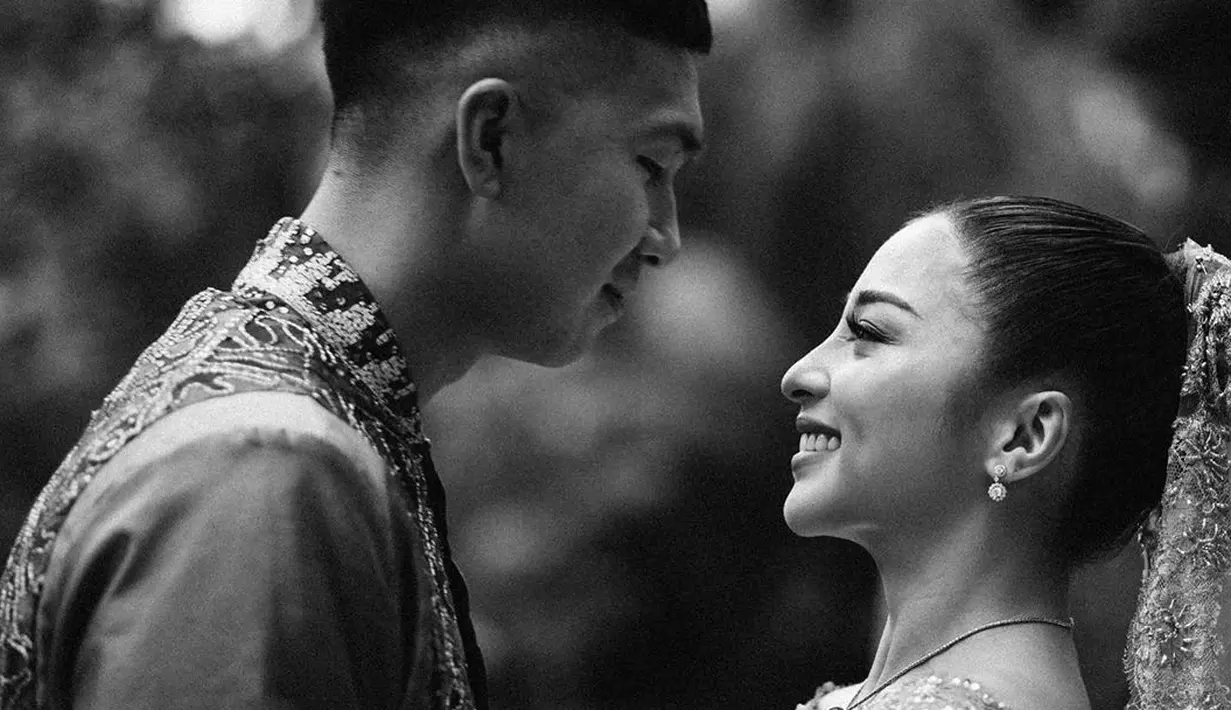 Bukan hanya tidak saling membuka isi ponsel, namun Nikita Willy dan Indra Priawan juga tidak pernah membahas soal mantan pacar masing-masing. Semua itu mereka lakukan pastinya demi keharmonisan kisah asmara keduanya. (Instagram/indpriw)