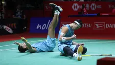 Empat ganda putra Indonesia yang berlaga pada babak 16 besar Indonesia Masters 2024 di Istora Senayan, Jakarta, Kamis (25/1/2024) seluruhnya memetik kemenangan hingga mampu lolos ke babak perempatfinal alias 8 besar. Kemenangan ganda putra terbaik Indonesia, Fajar Alfian/Muhammad Rian Ardianto atas pasangan Malaysia, Man Wei Chong/Kai Wun Tee menjadi inspirator bagi 3 ganda putra tuan rumah lainnya, Muhammad Shohibul Fikri/Bagas Maulana, Leo Rolly Carnando/Daniel Marthin dan Sabar Karyaman/Moh Reza Pahlevi untuk memberikan hasil terbaik. (Bola.com/M Iqbal Ichsan)