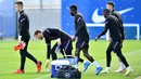 Para pemain Barcelona tiba untuk sesi latihan di Barcelona, Spanyol (1/11/2021). Barcelona saat ini masih tertahan di peringkat ketiga klasemen Grup E Liga Champions dengan raihan tiga poin. (AFP/Pau Barrena)