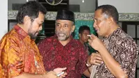 Thaha Al Hamid (tengah) bersama tokoh Papua lainnya. (Liputan6.com/Katharina Janur)