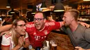 Pendukung Bayern Munchen merayakan gol yang dicetak gelandang Kingsley Coman ke gawang PSG pada pertandingan final Liga Champions di sebuah restoran di Munich, Jerman, (23/8/2020). Munchen menang 1-0 atas PSG.  (Christof STACHE / AFP)
