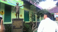 Gubernur DKI Jakarta Ahok terkesima begitu melihat patung Presiden Amerika Barack Obama semasa kecil yang berada di depan sekolah.