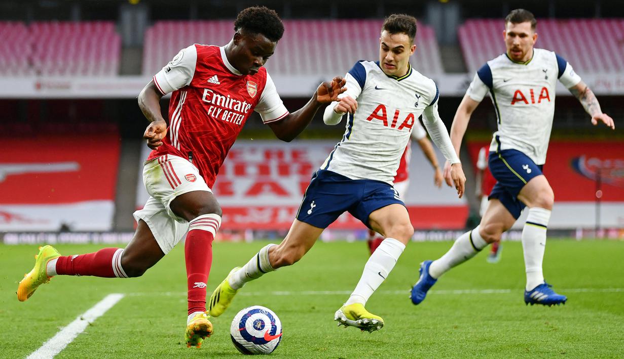 Bukayo Saka merupakan pemain muda yang penuh talenta saat ini. Walapun telah menandatangani kontrak baru dengan kenaikan gaji sebesar 30.000 pounds (Rp594 juta) per minggu, yang masih di bawah rata-rata pemain yang satu level dengannya di Arsenal. (Foto: AFP/Pool/Dan Mullan)